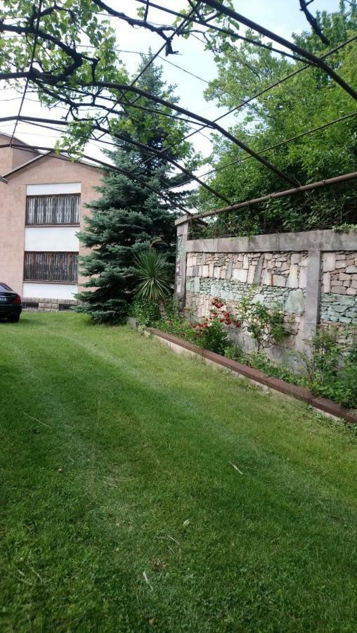 Luse Guest House Иджеван Екстериор снимка